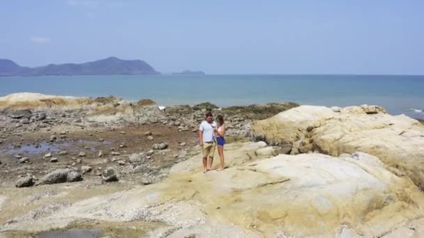 Un paio di passeggiate vicino al mare. Coppia che cammina su una scogliera in riva al mare . — Video Stock