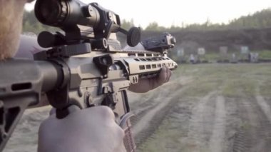 erkek bir ateşli silah ile vuruyor, av tüfeği açık havada.