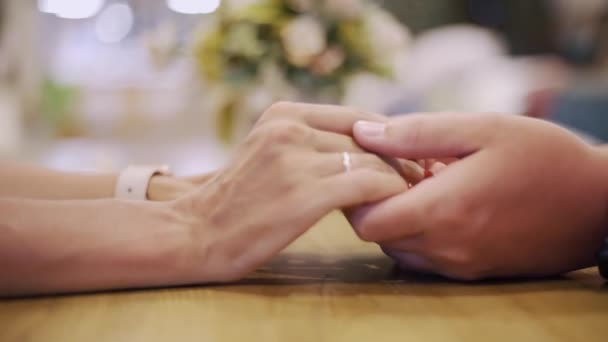 Mężczyzna ręką dotykając ręka podczas romantyczną randkę w godzinach wieczornych restauracja. Kobiety dotykając ręką dziewczyna na stole wieczorem kolację w eleganckiej kawiarni. Relacje międzyludzkie na romantyczny wyjazd. — Wideo stockowe
