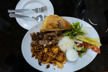 Tavuk ile pirinç Ulusal Tay yemeği. Otlar ile.