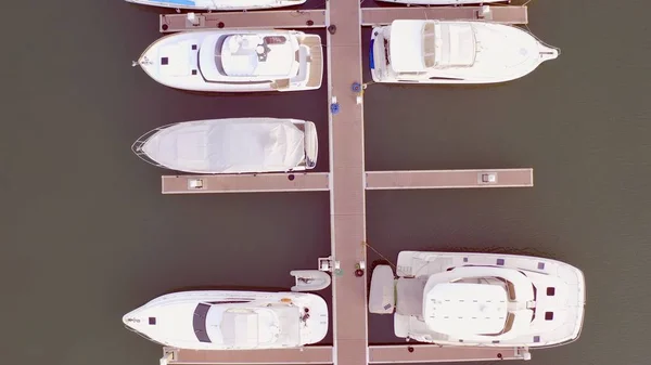 Vista aérea por Drone de Yacht Club y Marina. Vista superior del club náutico. Barcos blancos en agua de mar. Marina muelle yates y moto pequeña. Yate y velero — Foto de Stock