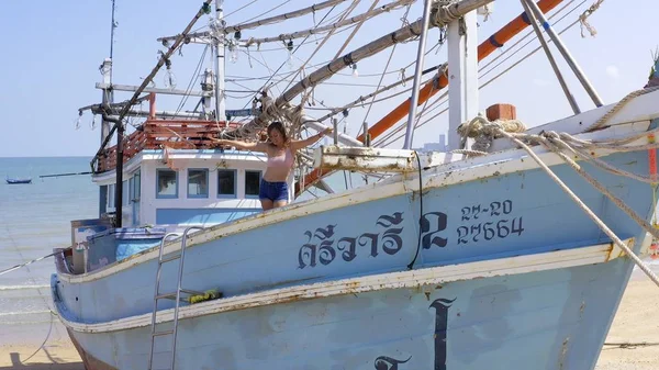 Pattaya, Thailand - 15 Mei 2019: Gadis penari. Wanita muda menari di dek kapal — Stok Foto