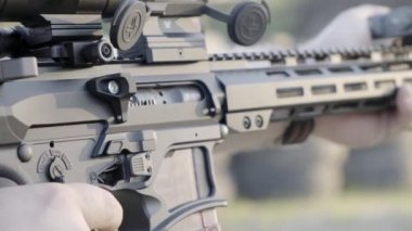 erkek bir ateşli silah ile vuruyor, av tüfeği açık havada.