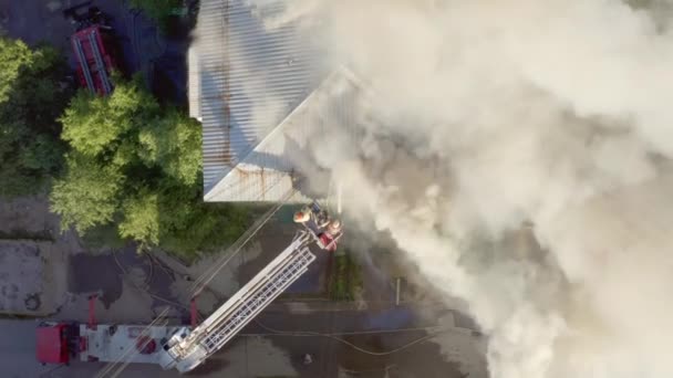 Nijnevartovsk, Russie - 1er juillet 2019 : les pompiers éteignent un incendie sur le toit d'un immeuble résidentiel de grande hauteur. vue de dessus — Video