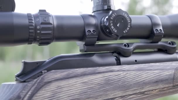 Shotgun In Man S Hand. Lado frontal del arma con vista de cerca sobre fondo borroso de la naturaleza — Vídeo de stock