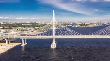Batı yüksek hızlı çapı Petrovsky fairway karşısında kablo kaldı köprü. St. Petersburg'da. Rusya.
