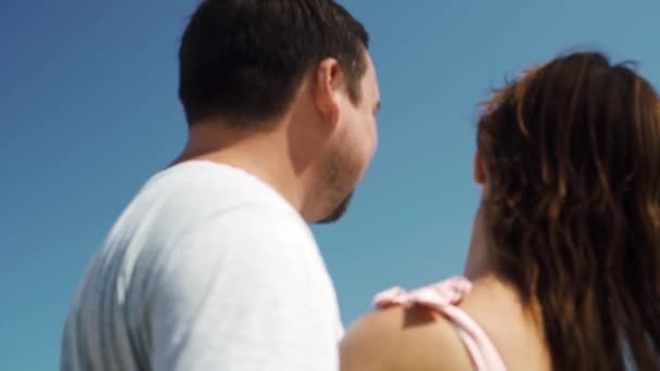 Manliga och kvinnliga paret titta på avstånd, beundra utsikten mot den blå himlen, närbild. mjukt fokus — Stockvideo