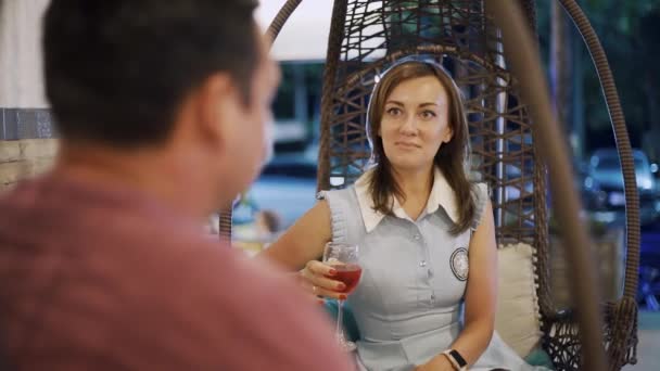 Romantische en liefdesrelaties. jong stel op een datum. Paar lachen in een restaurant in de avond. — Stockvideo