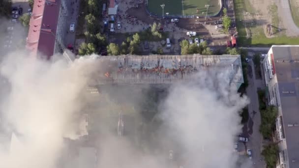 Nijnevartovsk, Russie - 1er juillet 2019 : les pompiers éteignent un incendie sur le toit d'un immeuble résidentiel de grande hauteur. vue de dessus — Video