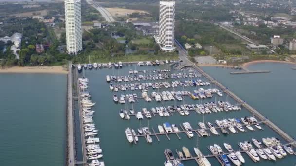 Luftaufnahme per Drohne des Yachtclubs und der Marina. Draufsicht auf den Yachtclub. weiße Boote im Meerwasser. Marina Dock Yachten und kleine Moto. Yacht und Segelboot — Stockvideo
