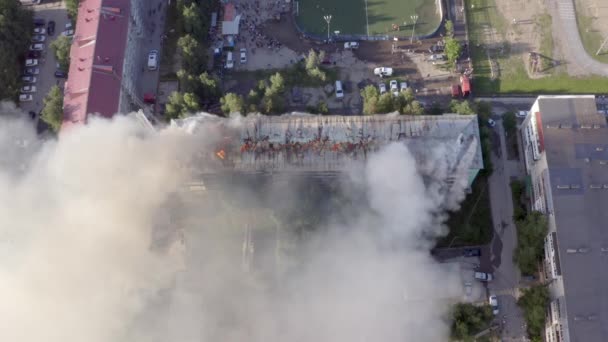 Nizhnevartovsk, Rusya - 1 Temmuz 2019: İtfaiyeciler bir konut yüksek binanın çatısında bir yangın söndürmek. üst görünüm — Stok video