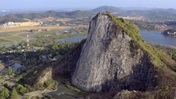 Buddha bilder den ristade på berget. Buddha Mountain i Pattaya Thailand — Stockvideo