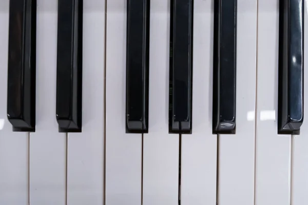 Tasti per pianoforte visti dall'alto. Chiavi vecchie e nere — Foto Stock
