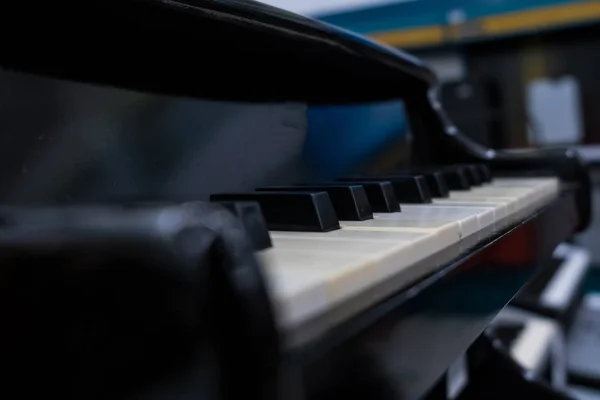 Piano da vicino. Tasti per pianoforte vecchi e neri . — Foto Stock