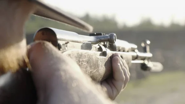 Macho dispara con un arma de fuego, escopetas al aire libre . —  Fotos de Stock