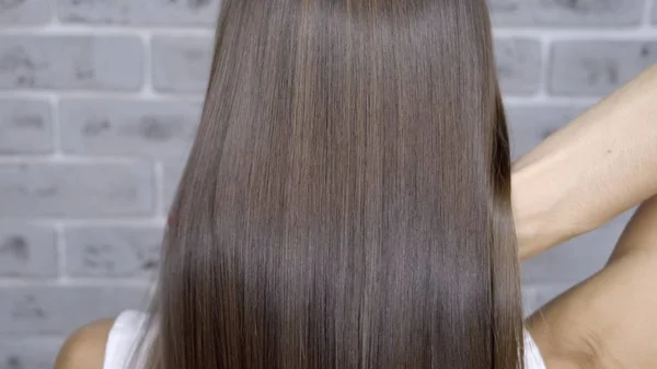 Ergebnis nach Laminierung und Haarglättung in einem Schönheitssalon für ein Mädchen mit braunen Haaren. Haarpflegekonzept — Stockfoto