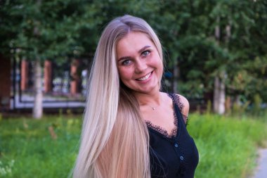 Uzun sarı saçlı doğal bir güzellik kız portresi. Saç bakım konsepti.