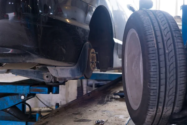 Tire fitting in a repair garage. replacement of winter and summer tires. — Stock Photo, Image