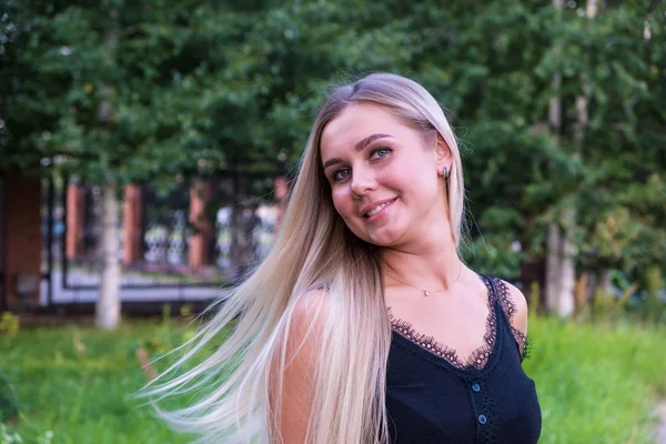 Retrato de uma menina bonita com cabelo loiro longo. Conceito de cuidados capilares . — Fotografia de Stock