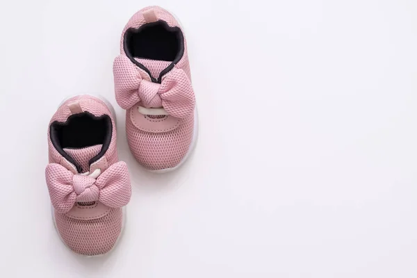 Pink baby sneakers på vit bakgrund, kopiera utrymme — Stockfoto