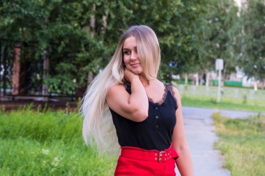 Uzun parlak sarı saçlı güzel bir genç kadının portresi. Saç bakım konsepti.