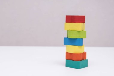 Kaotik bir şekilde beyaz bir arka plan üzerinde büyük çok renkli çocuk figürleri vardır. kopyalama alanı.