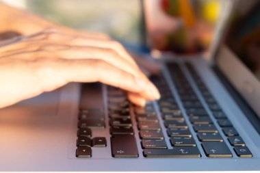 kadın elleri bir dizüstü bilgisayarda yazarak, yakın. seçici odaklama