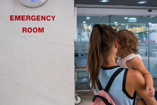 妈妈和孩子进来在芭堤雅医院在泰国医院的急诊室. — 图库照片