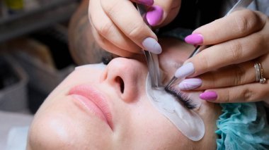 Kirpik uzatma yordamı. Kadın gözü ile uzun kirpiklerini. Kirpikleri, yakın çekim