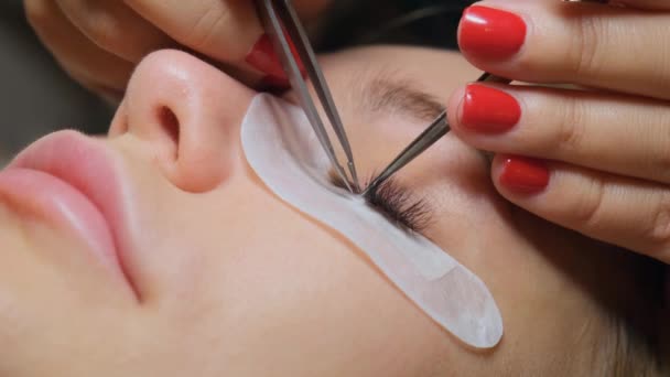 Eyelash removal procedure close up. Beautiful Woman with long lashes in a beauty salon. Eyelash extension. — Stock Video
