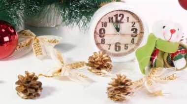 Mutlu yıllar 2020. Yapay fare ile Noel kompozisyonu, yılın sembolü. Bir Noel ağacı, hediye kutuları ve saatler yakınında Oyuncak Rat.