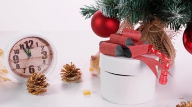 Mutlu Çin Yeni Yılı 2020 sıçan. Işıklar bir Noel ağacının arka plan üzerinde sevimli bir beyaz sıçan Portresi, yeni yılın bir sembolü. Kopya alanı, hayvan.