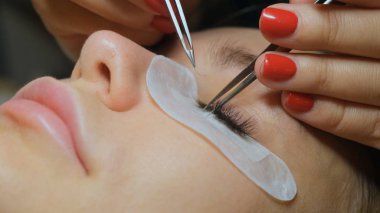 Kirpik uzatma yordamı. Kadın gözü ile uzun kirpiklerini. Kirpikleri, yakın çekim