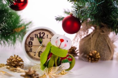 Mutlu yıllar 2020. Yapay fare ile Noel kompozisyonu, yılın sembolü. Bir Noel ağacı, hediye kutuları ve saatler yakınında Oyuncak Rat.