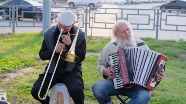 Nizhnevartovsk, Ryssland-25 augusti 2019: gatumusikanter spelar knappen dragspel och trumpet — Stockvideo