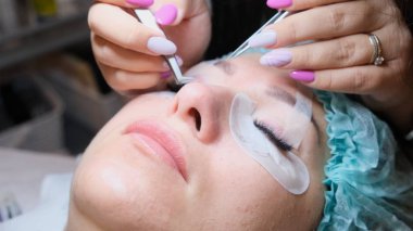 Kirpik uzatma yordamı. Kadın gözü ile uzun kirpiklerini. Kirpikleri, yakın çekim