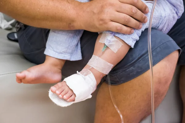 Sobrevivir triste papá y llorar hija pequeña en el hospital. La niña está inyectada. Gotas gotero intravenoso médico, cámara lenta, primer plano, 4k . —  Fotos de Stock