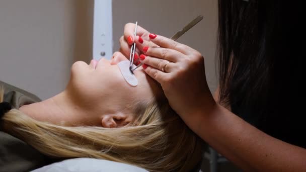 Procedimiento de extensión de pestañas. Ojo de mujer con pestañas largas. pestañas, de cerca — Vídeos de Stock