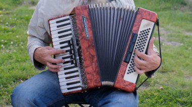 Nizhnevartovsk, Rusya - 25 Ağustos 2019: sokak müzisyenleri düğme akordeon ve trompet çalıyor