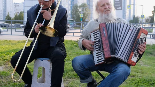 Nizhnevartovsk, Russia - 25 agosto 2019: musicisti di strada suonano la fisarmonica e la tromba — Foto Stock