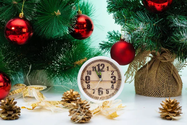 Christmas or New Year. Christmas tree, bright balls and a clock. Greeting card — Stock Photo, Image