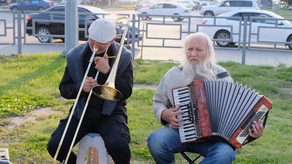 Nizhnevartovsk, Russia - 25 agosto 2019: musicisti di strada suonano la fisarmonica e la tromba — Foto Stock