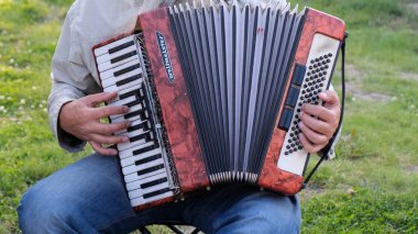 Nizhnevartovsk, Rusya - 25 Ağustos 2019: sokak müzisyenleri düğme akordeon ve trompet çalıyor