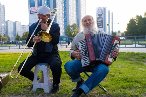 Nizhnevartovsk, Russia - 25 agosto 2019: musicisti di strada suonano la fisarmonica e la tromba — Foto Stock