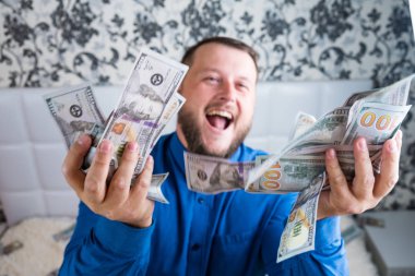 adam elinde büyük miktarda para tutar. Bir adam büyük bir servete sahiptir, bir sürü banknot..