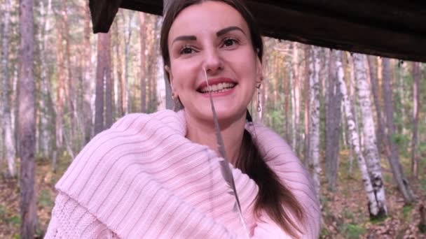 Retrato de una niña en el bosque de otoño. Retrato de una hermosa chica con un bolígrafo en el bosque de otoño . — Vídeos de Stock