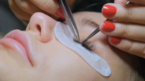 Procedura di estensione delle ciglia. Occhio di donna con ciglia lunghe. Lashes, chiudi. — Foto Stock