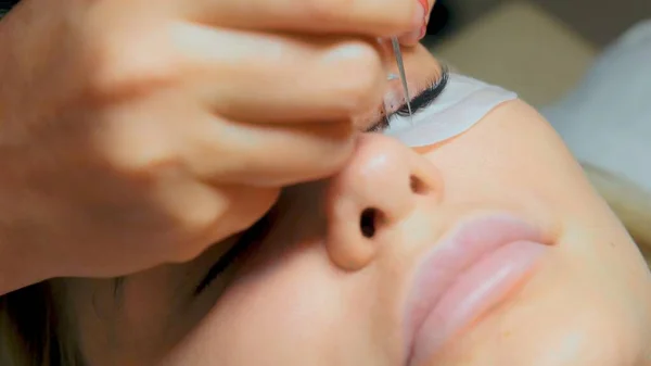 Procedura di estensione delle ciglia. Occhio di donna con ciglia lunghe. Lashes, chiudi. — Foto Stock