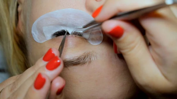 Procédure de retrait des cils fermer. Belle Femme avec de longs cils dans un salon de beauté. Extension des cils. — Photo