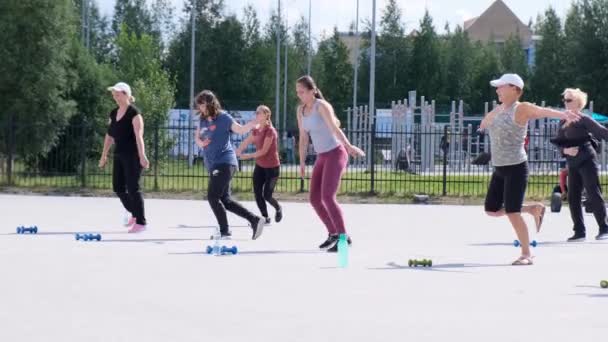 Nizhnevartovsk, Russia - 27 agosto 2019: Donna fitness che salta all'aperto in ambiente urbano . — Video Stock